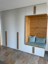 Garderobe-in-Dekor-und-Eiche-furniert